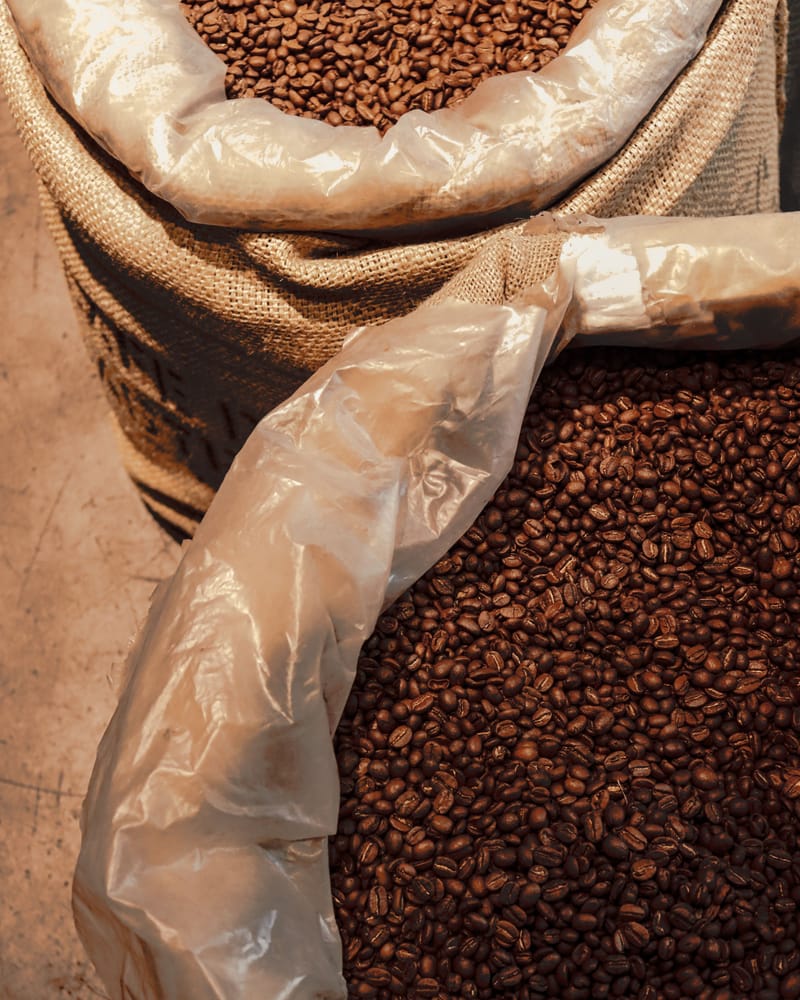 Costal abierto con granos de café tostado