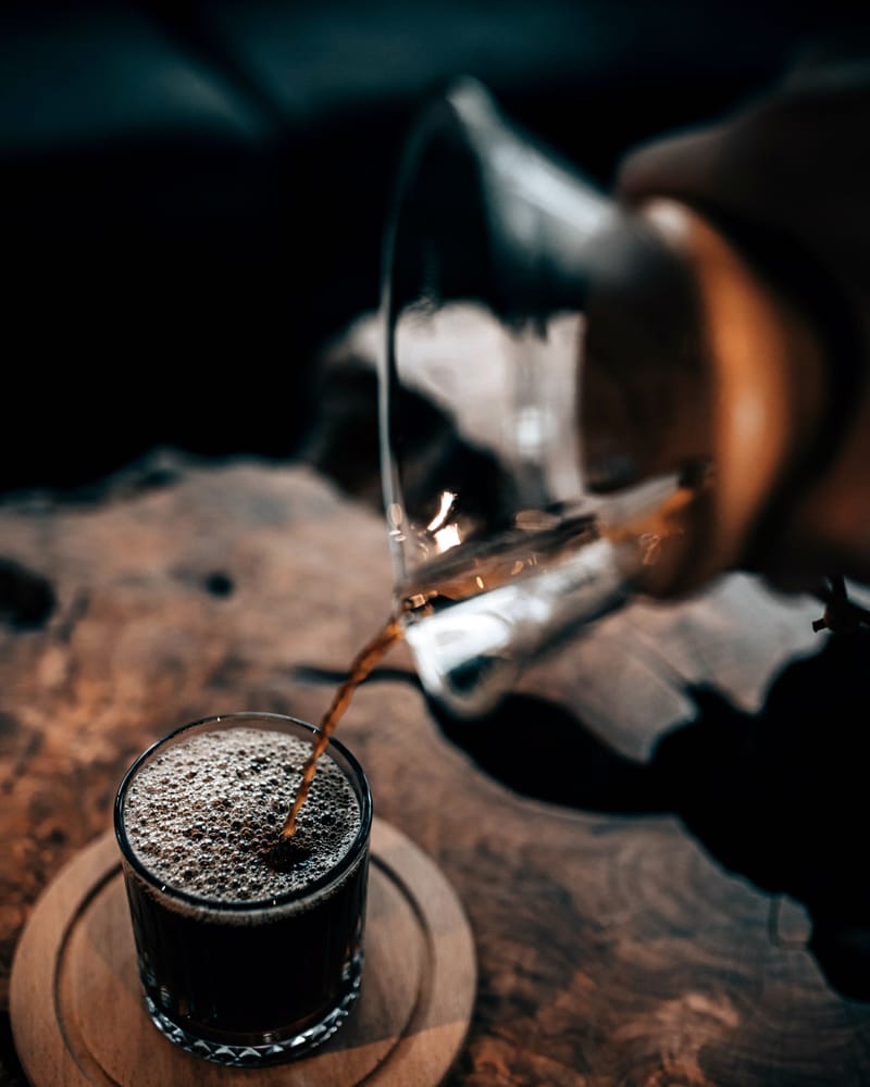 Café recién preparado sirviéndose en un vaso